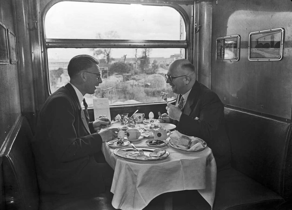 Twee mensen in een Nederlands restauratierijtuig. Bron en copyright: Het Utrechts Archief