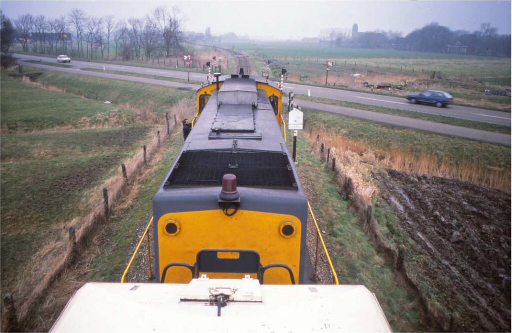Dieselloc 2338 vanaf het dak van een koelwagen gefotografeerd, vlak voor de overweg te Jelsum op de lijn Leeuwarden - Stiens op 29 december 1988. Foto: Hans Elzinga.