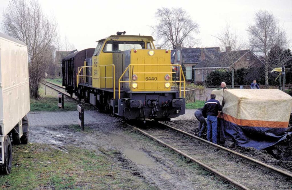Diesellocomotief 6440 te Stiens op 28 november 1992 waar de bemanning van de trein ontdekt dat er een werktent binnen het profiel staat. Foto: Hans Elzinga.