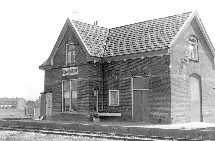 Het voormalige haltegebouw van Vrouwenparochie op 15 mei 1973. In het jaar 2000 viel het gebouw aan de vlammen ten offer en is niet meer herbouwd. Foto: Oege Kleijne.