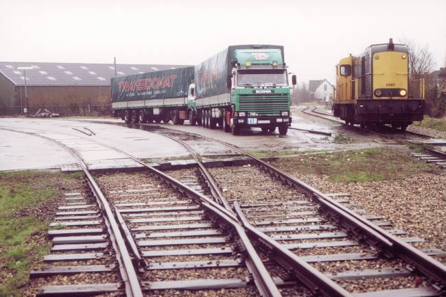 Diesellocomotief 2407 te Stiens op 5 januari 1988. Foto: Roelof Hamoen.