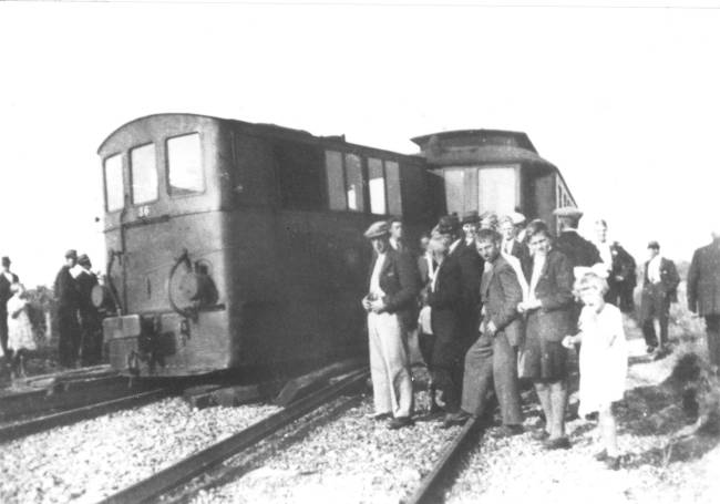 Ontspoorde stoomtramlocomotief in Minnertsga in 1940. De jeugd heeft iets aan het wissel gedaan en daardoor ontspoorde de stoomtramlocomotief die een alternatieve dienst uitvoerde op de spoorlijnen in Noord-Friesland tijdens het eerste deel van de Tweede Wereldoorlog.