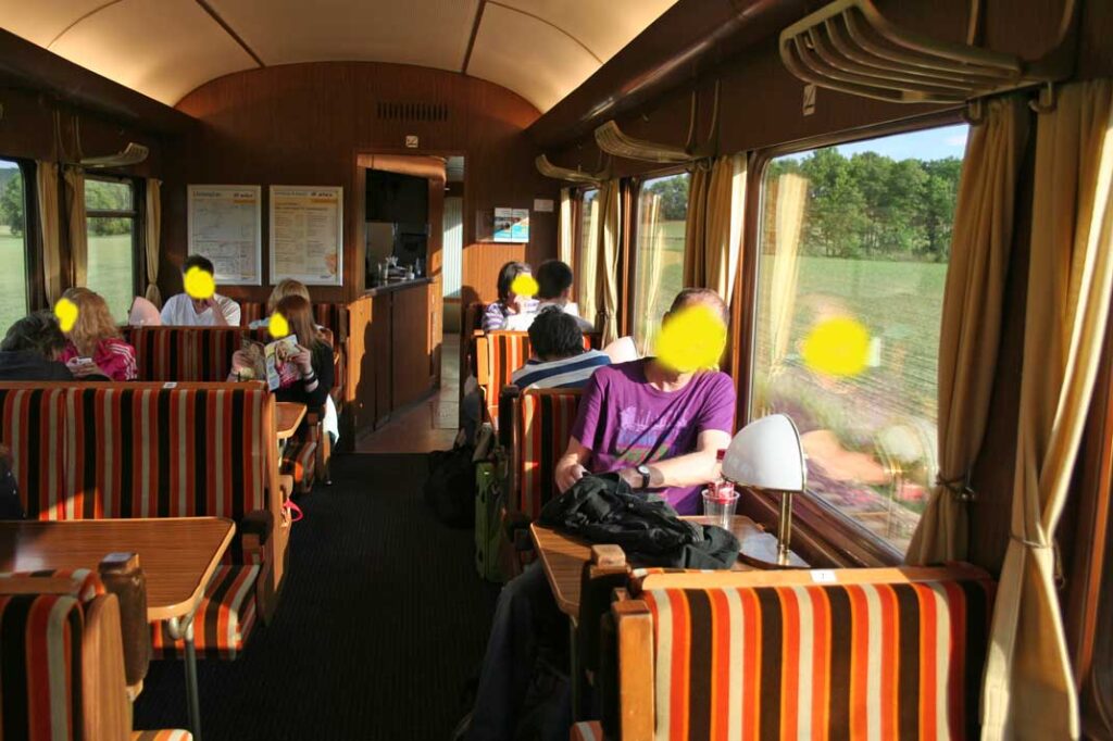 Blik op het interieur van een Duitse restauratiewagen van het type van de DSG, dat in de jaren zeventig ook tussen Italië en Duitsland ingezet werd. Foto: Oege Kleijne.