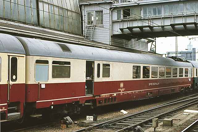 Een restauratierijtuig van de DSG in Amsterdam CS, 26 september 1983. Foto: Oege Kleijne.
