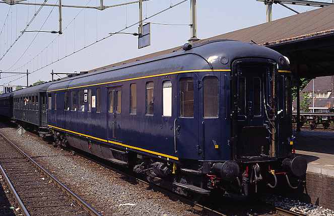 Een oer-Plan-D in het bezit van de Stoom Stichting Nederland (SSN). Het waren gecombineerde restauratie- en bagagerijtuigen. Gebakken en gekookt werd met kolen. Hilversum, 9 mei 1993. Foto: Oege Kleijne.