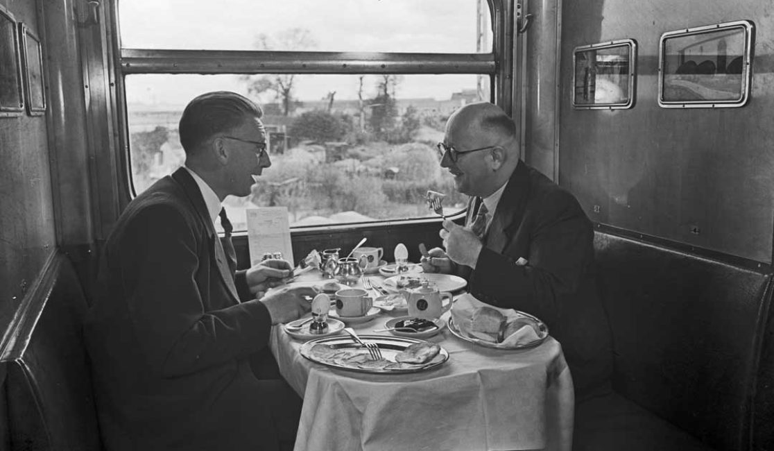 Twee mensen in een Nederlands restauratierijtuig. Bron en copyright: Het Utrechts Archief